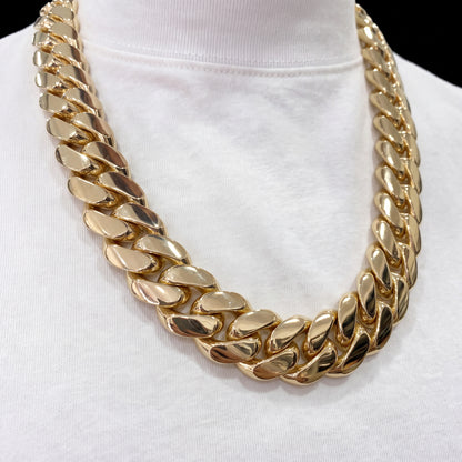 Miami Cuban link chain link detail macro